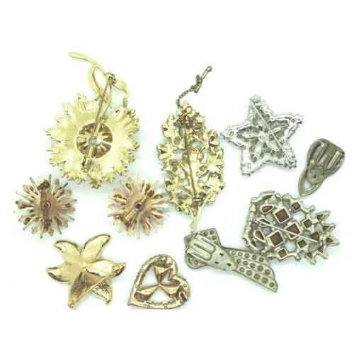 66 - Box of ten costume jewellery brooches. P&P Group 1 (£14+VAT for the first lot and £1+VAT for subsequ... 