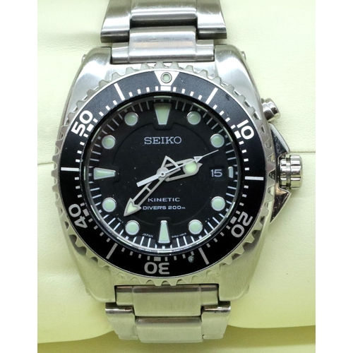 86 - Seiko: kinetic divers wristwatch with stainless steel strap, black dial and bezel, model 5M62-OBLO, ... 