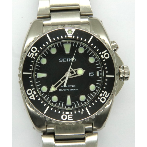 86 - Seiko: kinetic divers wristwatch with stainless steel strap, black dial and bezel, model 5M62-OBLO, ... 