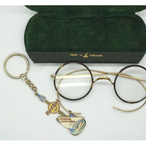 92 - Pair of Victorian yellow metal and horn rimmed spectacles. P&P Group 1 (£14+VAT for the first lot an... 