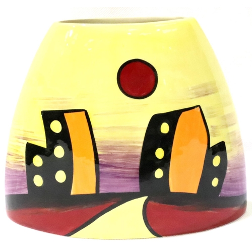 189 - Lorna Bailey vase, in the Manhattan pattern, H: 13 cm. No cracks, chips or visible restoration. P&P ... 