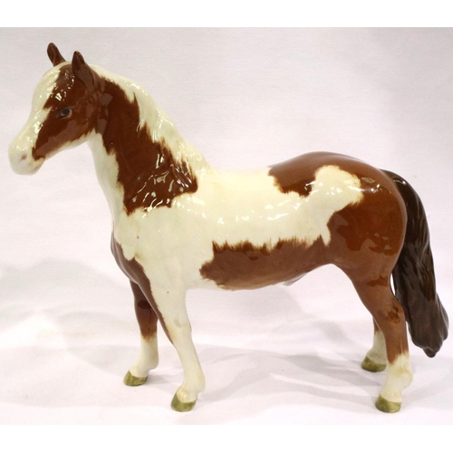 230 - Beswick Pinto Skewbald pony, H: 16 cm. No cracks, chips or visible restoration. P&P Group 1 (£14+VAT... 