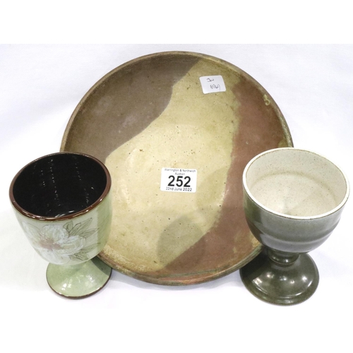 252 - Collection of mixed ceramics to include Chelsea pottery studio etc. P&P Group 3 (£25+VAT for the fir... 