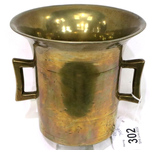 302 - Large antique twin handled brass mortar, H: 12 cm. P&P Group 1 (£14+VAT for the first lot and £1+VAT... 