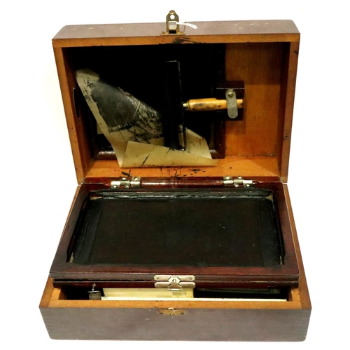 371 - Mahogany cased screen printing set with some inks roller etc. P&P Group 2 (£18+VAT for the first lot... 