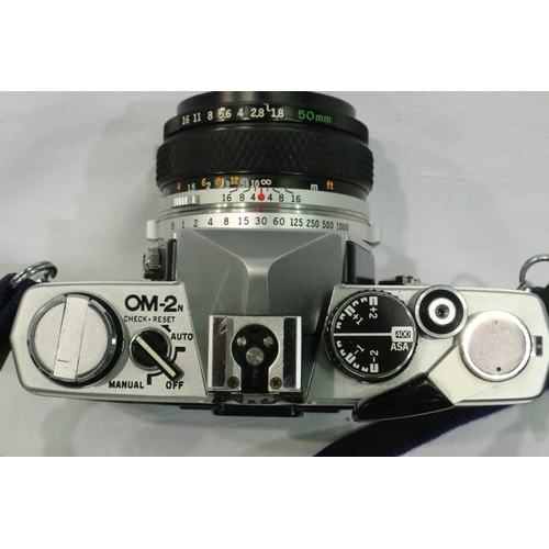 397 - Olympus OM2N with Zuiko 1:1.8 50mm lens, with case, working at lotting and an Olympus T20 dedicated ... 