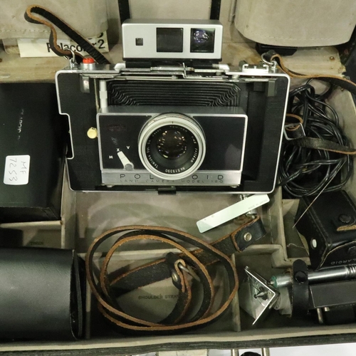 401 - Vintage Polaroid 180 land camera with extensive extras all in a hard case, camera untested. P&P Grou... 