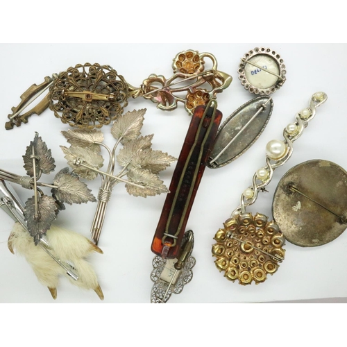 90A - Mixed costume jewellery brooches. P&P Group 1 (£14+VAT for the first lot and £1+VAT for subsequent l... 