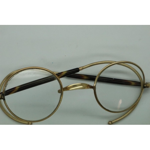 94A - Early 20th century pair of 1/10 gold and tortoiseshell framed spectacles, cased. P&P Group 1 (£14+VA... 