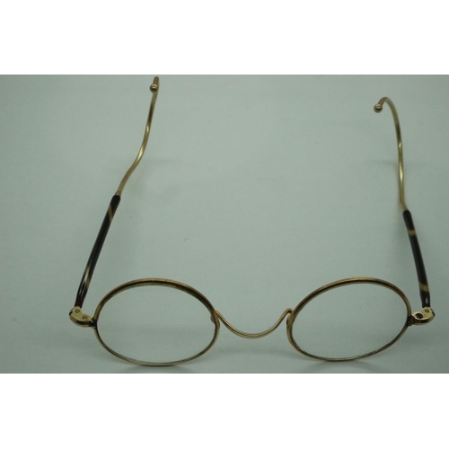 94A - Early 20th century pair of 1/10 gold and tortoiseshell framed spectacles, cased. P&P Group 1 (£14+VA... 