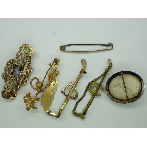 92A - Mixed yellow metal costume jewellery including a Scottish hardstone brooch. P&P Group 1 (£14+VAT for... 