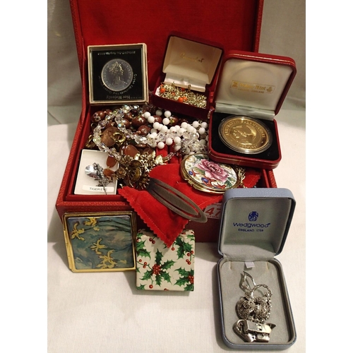 1084 - Quantity of mixed costume jewellery including silver. P&P Group 2 (£18+VAT for the first lot and £3+... 