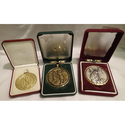 1086 - Three uninscribed golfing medals with cases.  P&P Group 1 (£14+VAT for the first lot and £1+VAT for ... 