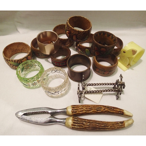 1106 - Tray of mixed collectable napkin rings. P&P Group 1 (£14+VAT for the first lot and £1+VAT for subseq... 