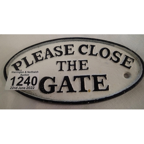 1240 - Cast iron Close The Gate sign in white, 18 x 9 cm. P&P Group 1 (£14+VAT for the first lot and £1+VAT... 