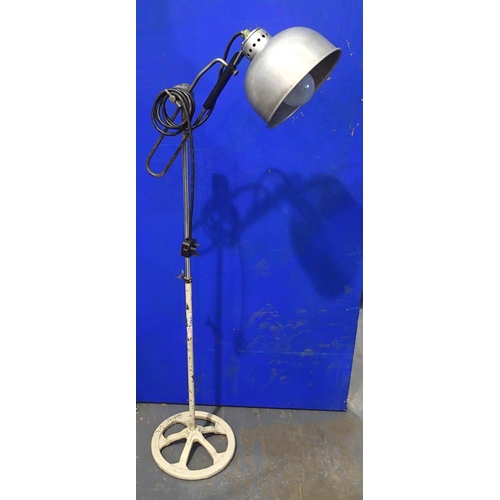 1242 - Duo-ray extendable industrial work light on cast iron base, extends to 160 cm. Not available for in-... 