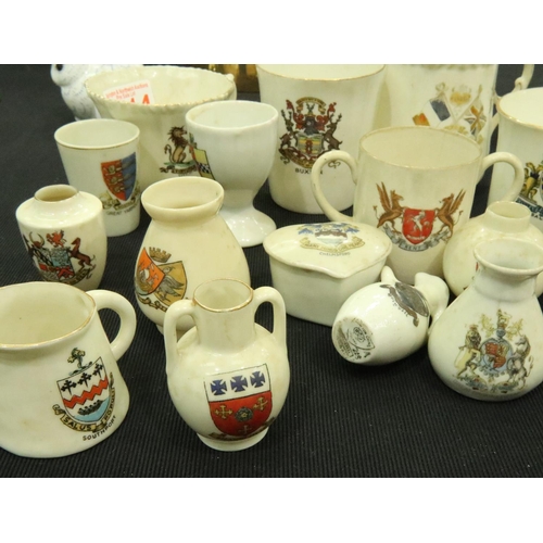 207 - Seventeen mixed Crested Ware items including Arcadian. Not available for in-house P&P, contact Paul ... 