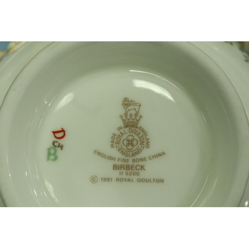 208 - Royal Doulton Birkbeck pattern H5200 tea service (21). P&P Group 3 (£25+VAT for the first lot and £5... 