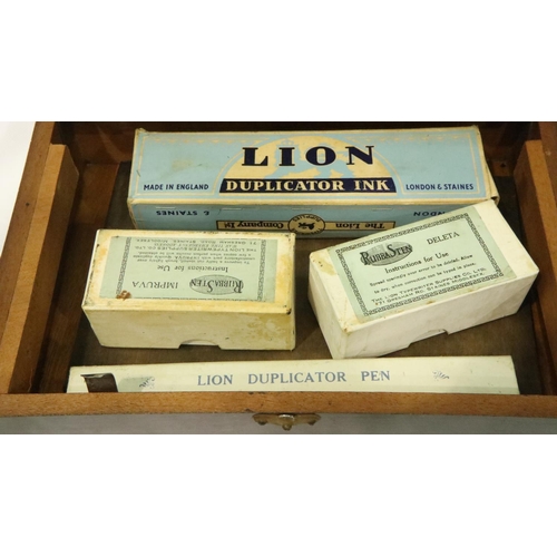 371 - Mahogany cased screen printing set with some inks roller etc. P&P Group 2 (£18+VAT for the first lot... 