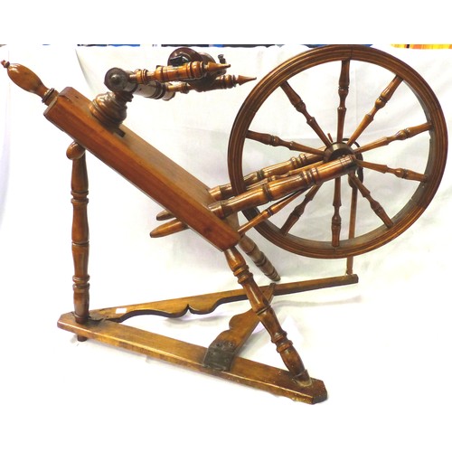 3156 - A 19th century traditional elm and beech spinning wheel, W: 94 cm H: 70 cm. Not available for in-hou... 