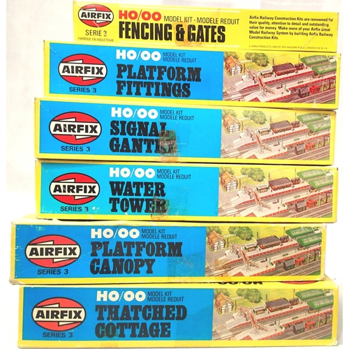 2081 - Six boxed Airfix OO scale railway related kits, fencing, fittings, signal gantry, water tower, platf... 