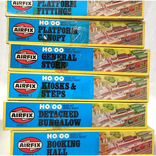 2083 - Six boxed Airfix OO scale railway related kits, fittings, booking hall, bungalow, kiosk, store, plat... 