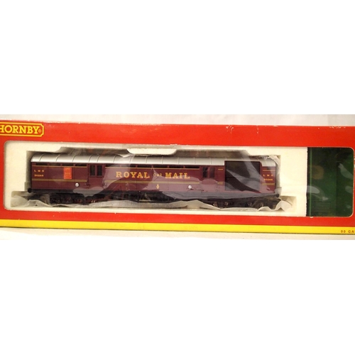 2088 - Hornby R 4155 operating mail coach set, 30246, L.M.S Red. In excellent condition, box with wear. P&P... 