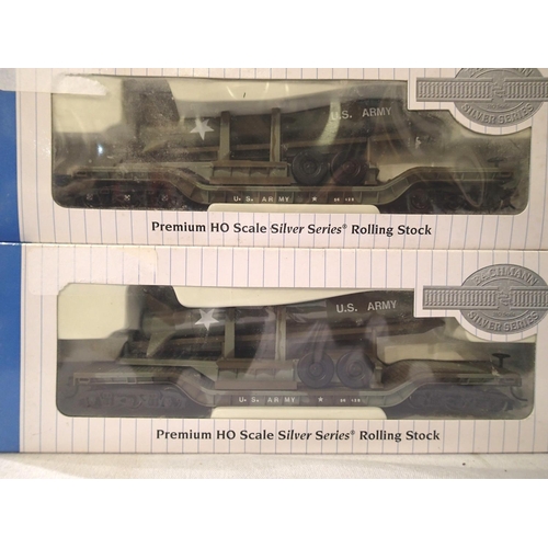 2094 - Two Bachmann HO scale 18345, flat car with camouflaged missile, US army. P&P Group 1 (£14+VAT for th... 