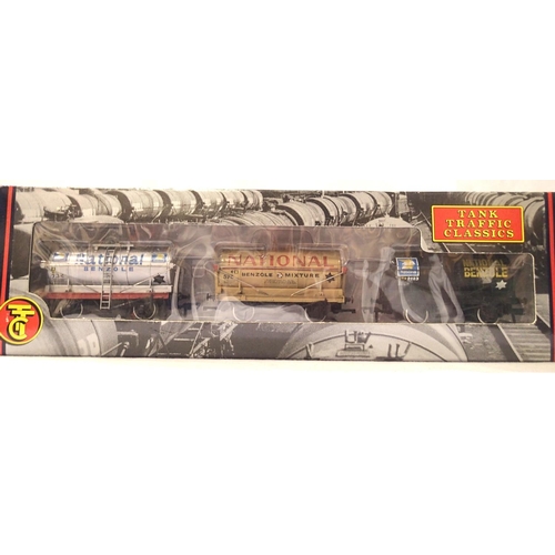 2097 - Bachmann 33-526 set of three Tankers, tank traffic classics, National Benzole. In excellent conditio... 