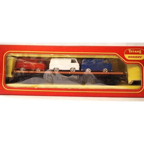 2106 - Triang/Hornby R563 bogie bolster with three Ford van load, excellent condition, box with wear. P&P G... 