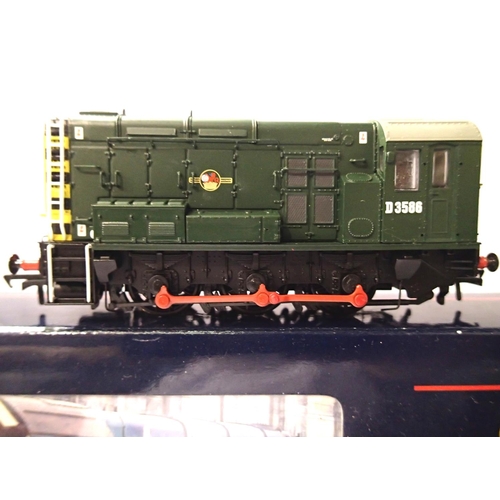 2143 - Bachmann 32-101A class 08 diesel, D3586 Green Late Crest, wasp stripes, excellent condition, box wit... 