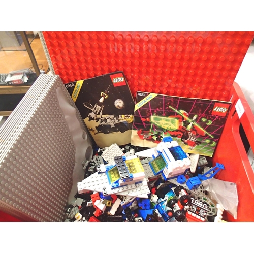 2176 - Small quantity of Leo parts including mini figures and build bases. P&P Group 1 (£14+VAT for the fir... 