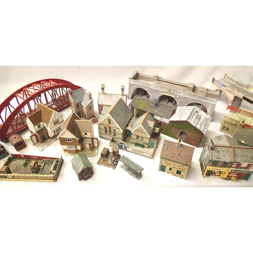 2187 - Selection of card and plastic model railway buildings, arches, bridge etc, mostly good condition and... 