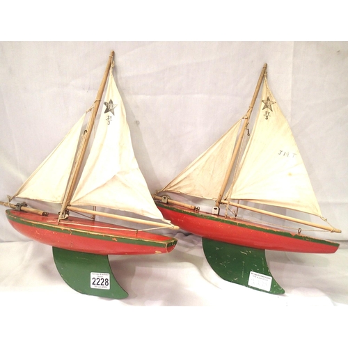 2228 - Two Star yacht no 3 sailing yachts, solid wood, red/green circa 1960s. P&P Group 1 (£14+VAT for the ... 