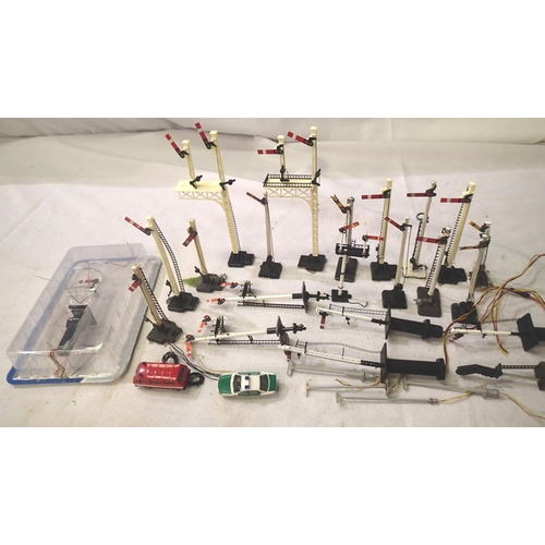 2254 - Selection of OO scale signals, including four electric lamps and two vehicles with flashing lights. ... 