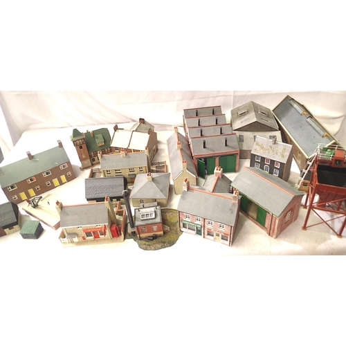 2261 - Selection of OO scale buildings, card and plastic. In mostly good condition, ex layout card. P&P Gro... 