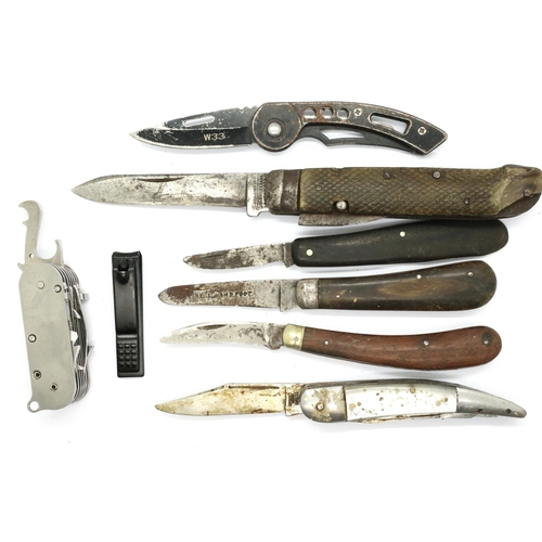 106 - Collection of seven folding knives some with horn handles. P&P Group 2 (£18+VAT for the first lot an... 