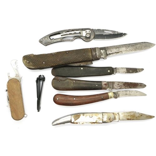 106 - Collection of seven folding knives some with horn handles. P&P Group 2 (£18+VAT for the first lot an... 