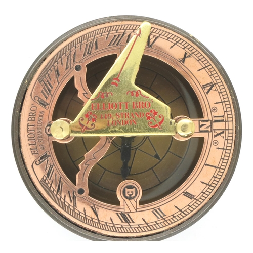 120 - Brass sundial compass,marked Made for Royal Navy, D: 70 mm. P&P Group 1 (£14+VAT for the first lot a... 