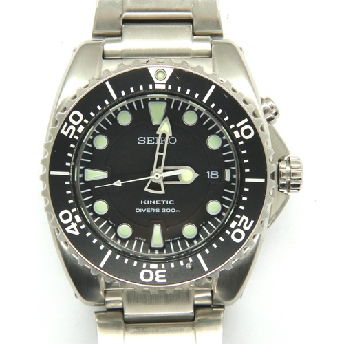 123 - Seiko: kinetic divers wristwatch with stainless steel strap, black dial and bezel, model 5M62-OBLO, ... 