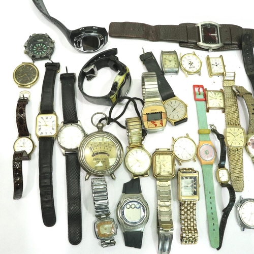 139 - Box of mixed gents wristwatches, digital and mechanical. P&P Group 1 (£14+VAT for the first lot and ... 