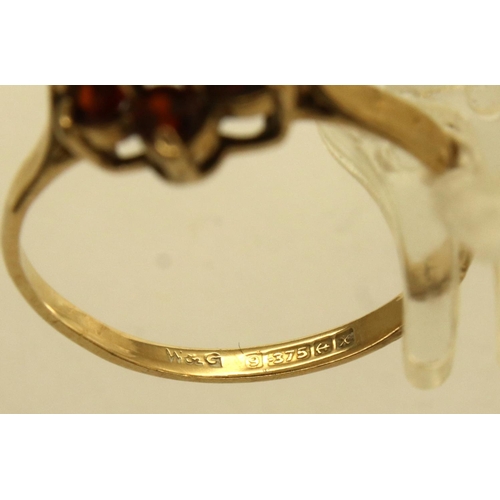 33 - 9ct gold stone set ring, size M, 1.3g. P&P Group 1 (£14+VAT for the first lot and £1+VAT for subsequ... 