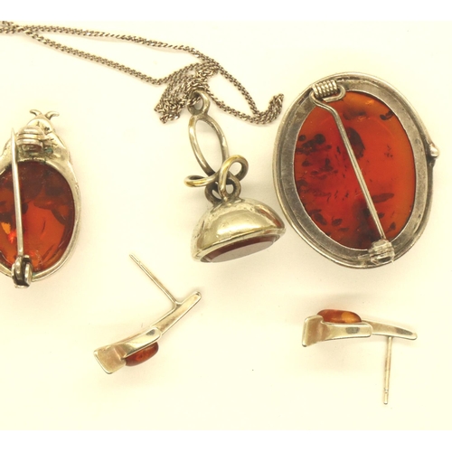 68 - Amber jewellery set comprising necklace, earrings and two brooches. P&P Group 1 (£14+VAT for the fir... 