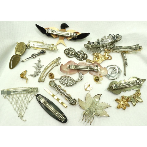 94 - Mixed costume jewellery, brooches and clips. P&P Group 1 (£14+VAT for the first lot and £1+VAT for s... 