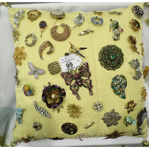 99 - Cushion display of mixed brooches, various sizes and designs. P&P Group 1 (£14+VAT for the first lot... 