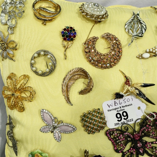 99 - Cushion display of mixed brooches, various sizes and designs. P&P Group 1 (£14+VAT for the first lot... 