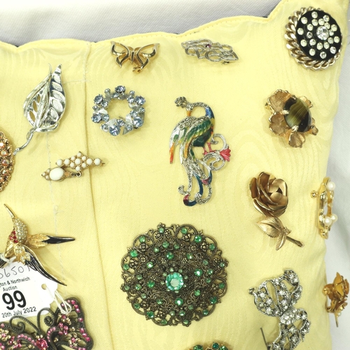 99 - Cushion display of mixed brooches, various sizes and designs. P&P Group 1 (£14+VAT for the first lot... 