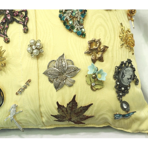 99 - Cushion display of mixed brooches, various sizes and designs. P&P Group 1 (£14+VAT for the first lot... 