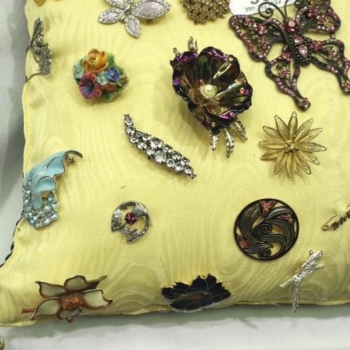 99 - Cushion display of mixed brooches, various sizes and designs. P&P Group 1 (£14+VAT for the first lot... 