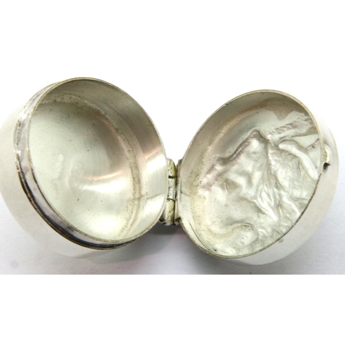 186 - 925 silver pill box featuring retriever and game bird, D: 30 mm, 12g. P&P Group 1 (£14+VAT for the f... 